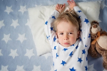 Budí sa zo spánku s plačom: Ako riešiť nočné mory a námesačnosť u detí