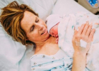 Mamina láska nemá hranice: 61 ročná žena porodila svoje vnúča