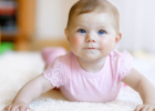Psychomotorický vývoj prvého roka života v kocke: Toto si u bábätka všímajte