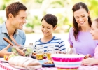 Spoločné rodinné večere – 5 dôvodov, prečo by nemali upadnúť do zabudnutia