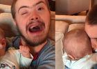 Silný okamih: Chlapec s Downovým syndrómom prvýkrát drží bábätko