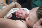 Fotogaléria: Realistické fotky bábätiek a mamičiek ihneď po pôrode
