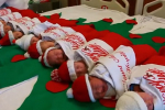 TOTO je milé: Decembrové bábätká spinkajú vo vianočných pančuchách