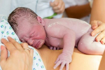 Tlačenie na brucho pri pôrode: Kontroverzná metóda. Aké sú skúsenosti mám?