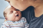 Prečo bábätko prestane plakať, keď sa postavíme