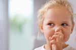 Zlozvyky u detí: Ako sa zbaviť cmúľania prsta, či špárania v nose?