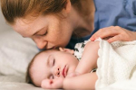 Spoločné spanie: Mama a dieťatko sa zosúladia