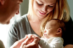 Prvá návšteva bábätka: Etiketa a tipy, ktoré sa oplatí vedieť