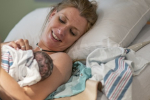 Tlmenie bolesti pri pôrode: Bylinná náparka, masáže a pôrod do vody