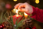 Prvú sviečku na adventnom venci zapaľuje najmladší člen rodiny