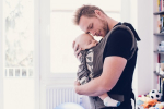 Fyzioterapeutka o nosení detí: Má to pozitíva aj negatíva