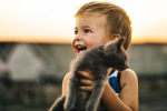 MAČKA nie je HRAČKA: Je mačka svojou povahou a nárokmi vhodná do rodiny s deťmi?