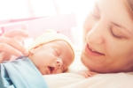Prvé chvíle po narodení bábätka: ako rozbehnúť dojčenie?