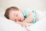 Nočné dojčenie ročného dieťaťa: Ukončiť alebo pokračovať?