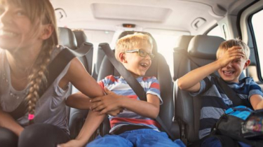 Cestovanie autom s deťmi: Praktické tipy pre rodičov