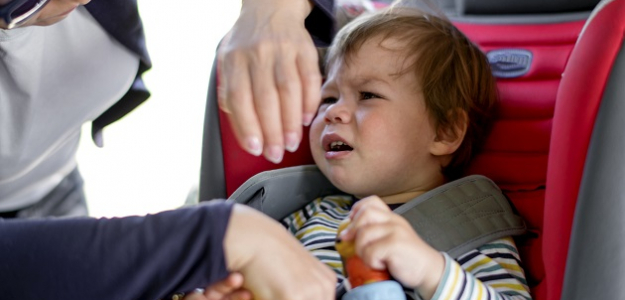 Čo robiť, keď dieťa nechce zostať sedieť pripútané v autosedačke?