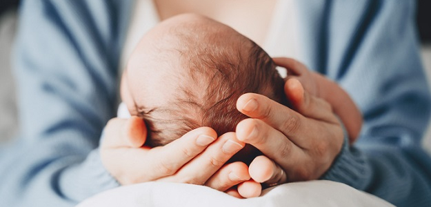 Dojčenie: Ako sa v ženskom tele tvorí materské mlieko a čo je potrebné na jeho spustenie?