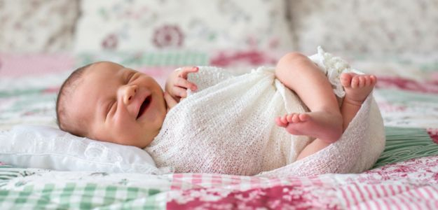 Prečo sa bábätká v spánku usmievajú?