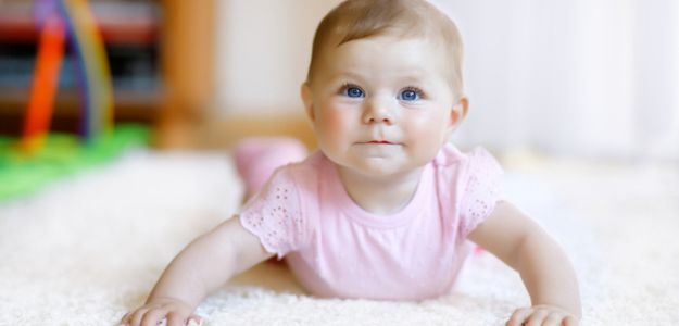 Psychomotorický vývoj prvého roka života v kocke: Toto si u bábätka všímajte