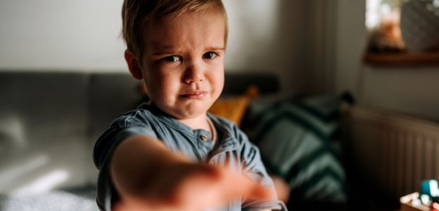 5 sociálno-emocionálnych zručností, ktoré pomôžu dieťaťu zvládnuť svoje emócie počas záchvatu hnevu