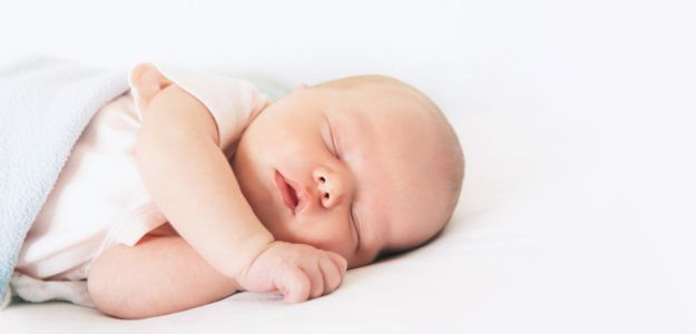 Ako správne obliecť bábätko na noc?