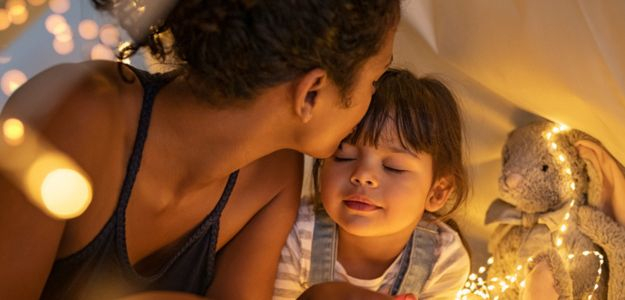 15 pozitívnych fráz, ktoré môžete povedať svojim deťom pred spaním