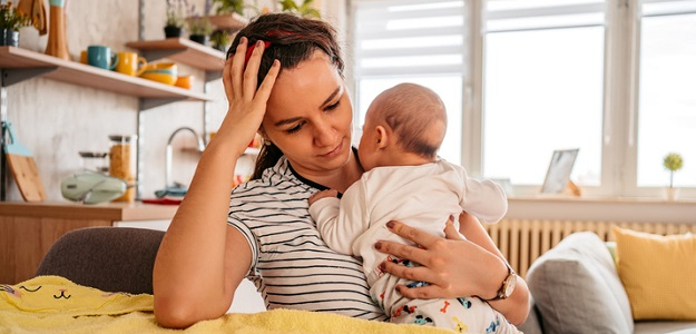 Kto skutočne drží rodinu pohromade? Mamy nesú až 79 % každodennej záťaže