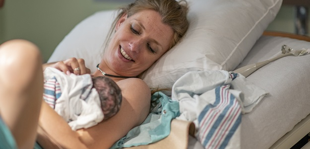 Tlmenie bolesti pri pôrode: Bylinná náparka, masáž, pôrod do vody
