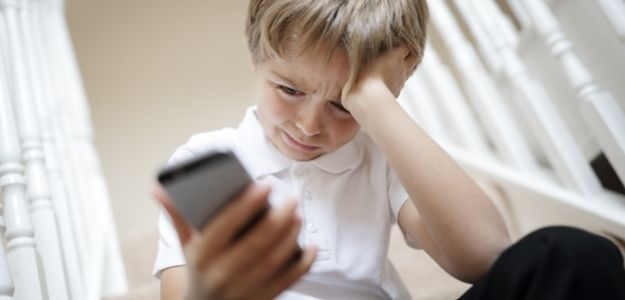 Časté používanie mobilného telefónu spôsobuje zmeny na mozgu u detí. A nie je to mýtus