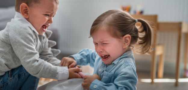 Súrodenecké hádky: Mladšie dieťa býva často provokatérom a odskáče si to starší súrodenec