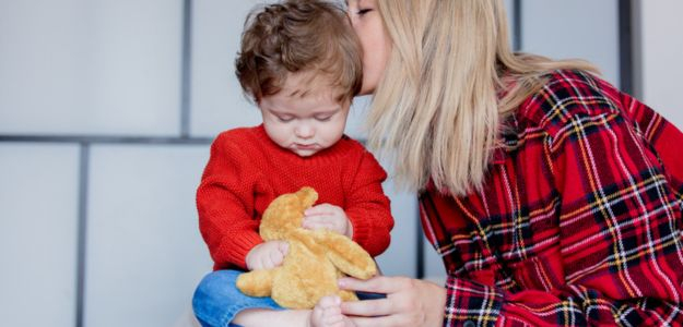 Rešpektujme detské hranice: Čo robiť, keď dieťa odmieta objatie?