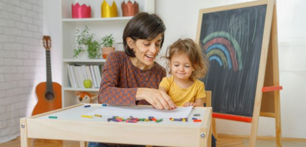 10 aktivít inšpirovaných Montessori na rozvoj jemnej motoriky detí