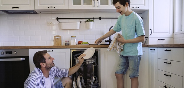 Muži by mali zdieľať domáce práce, nie nám s nimi pomáhať