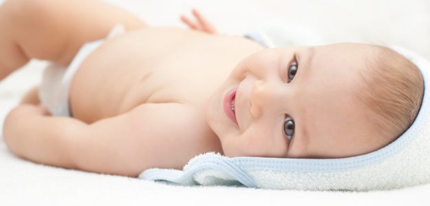 Bezpečná domáca masáž bábätka: 11 tipov pre rodičov