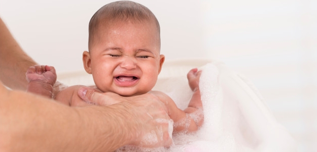 Ani vaše dieťa sa nechce kúpať? 6 trikov pre zúfalých rodičov.
