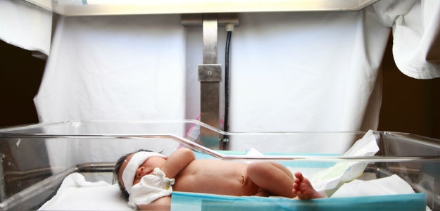 Čo spôsobuje novorodeckú žltačku a zvýšenú hladinu bilirubínu?