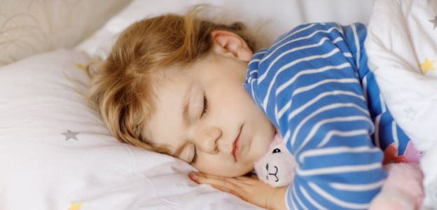 Kedy a ako premiestniť dieťa z postieľky do „veľkej“ postele