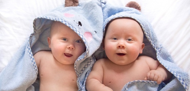 Niekoľko tipov, ako si uľahčiť kúpanie dvojčiat (a to nielen novorodencov)