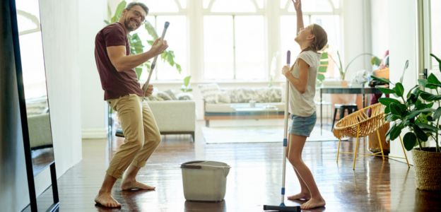 Ako zapojiť deti do domácich prác a urobiť z nich zábavu
