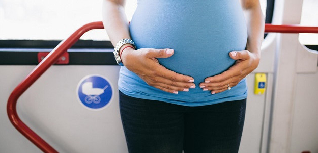 V AUTOBUSE: Som tehotná, prosím, uvoľnite mi miesto