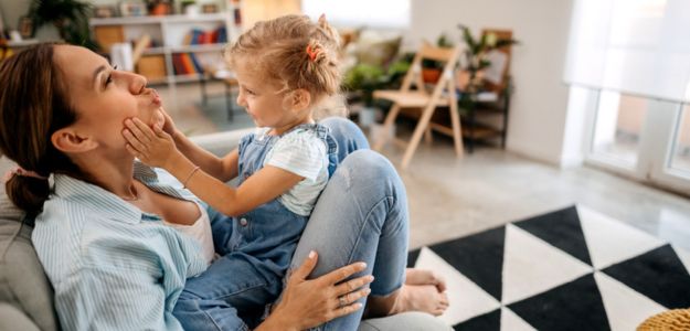 Ako budovať spojenie s deťmi: Rodičovská rola vs. rola mamy a otca