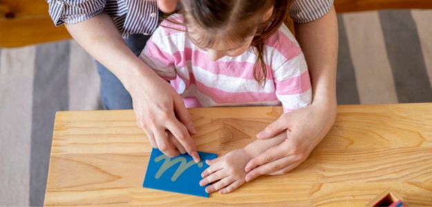 10 aktivít inšpirovaných Montessori na rozvoj jemnej motoriky detí