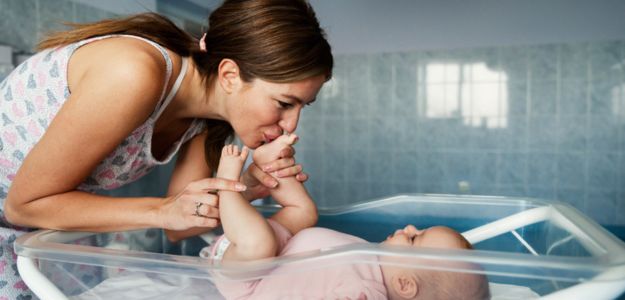Ťažký pôrod môže ovplyvniť vaše vzťahy. Aj vzťah s bábätkom