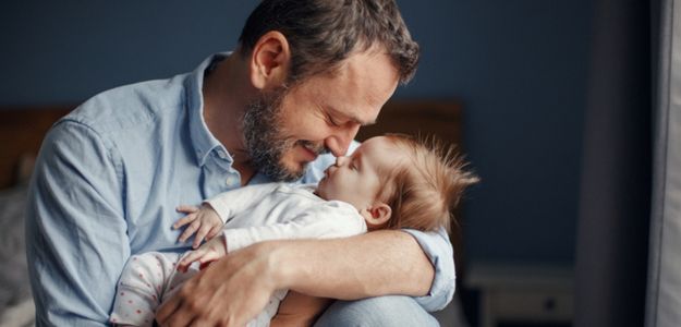 Oteckovia sú viac zapojení ako v minulosti. Prospieva to celej rodine