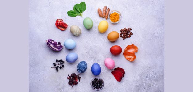 Chystáš sa farbiť vajíčka? Skús to ekologicky – prírodnými farbami! Vyskúšaj, ako farbí mrkva, čierny čaj, káva, kapusta, čučoriedky, brusnice, špenát, cibuľové šupky či kurkuma.
