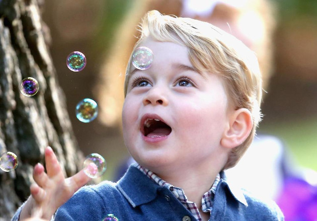 Princ George, princ William, Kate MIddleton, Charlotte, kráľovská rodina