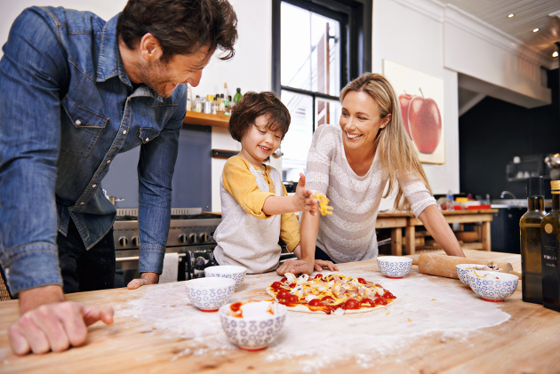 deti pomáhajú, kuchyňa, varenie, pizza
