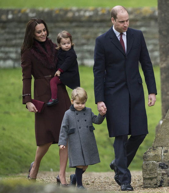 Princ George, princ William, Kate MIddleton, Charlotte, kráľovská rodina