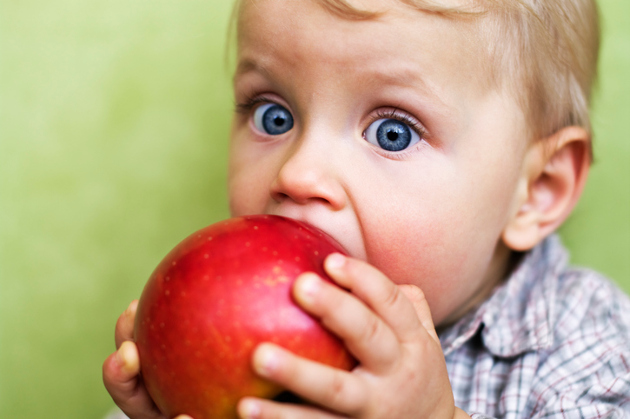 zdravá strava, dieťa papá, jablko, ovocie